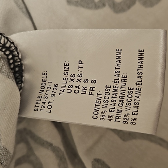 💖 $5 add to bundle item Flutter sleeve v neck black and white top💖 - Picture 5 of 5